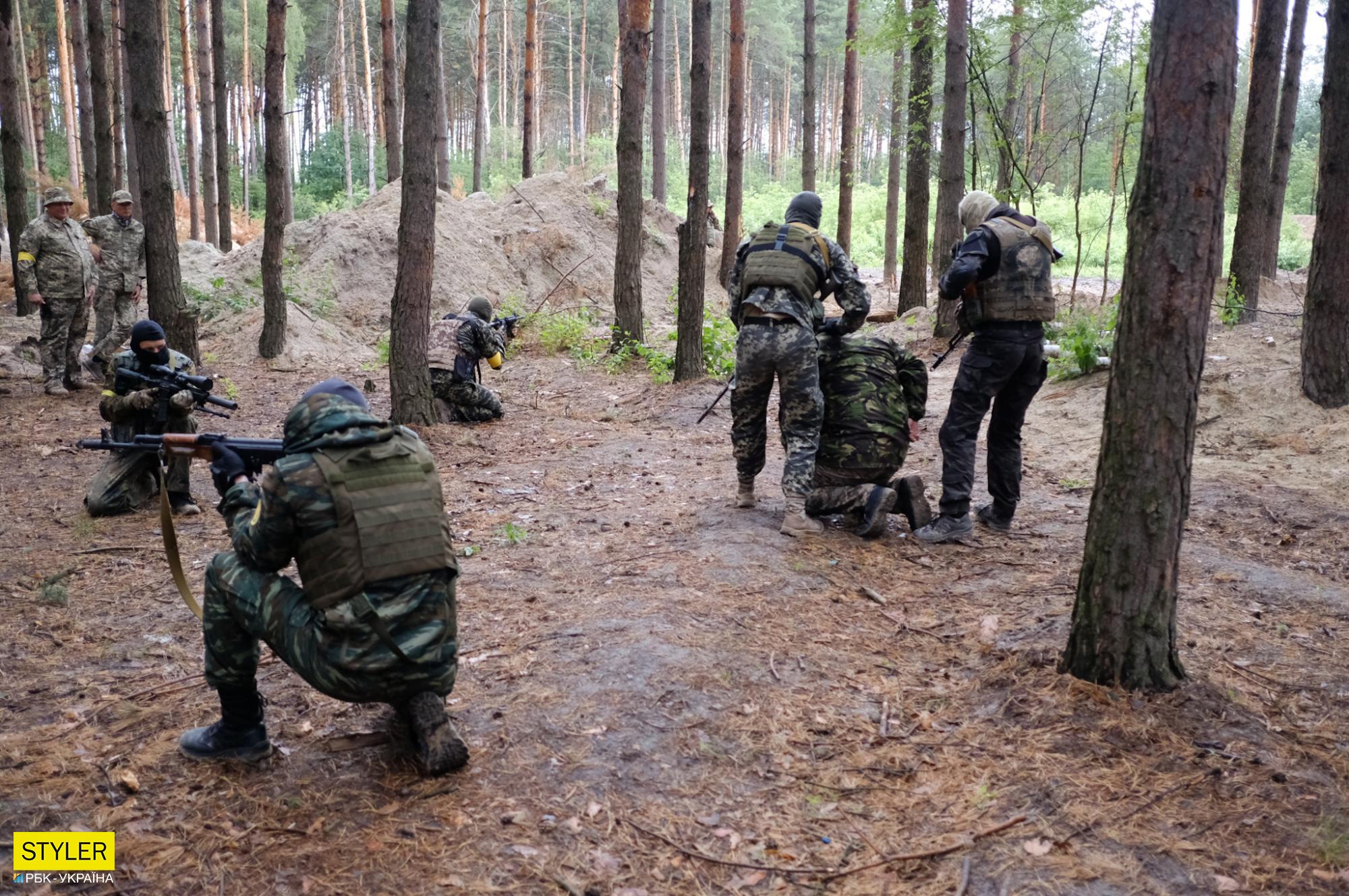 Тут ховалися 15 тисяч окупантів, а зараз тренуються бійці ТрО: сильні фото з навчального табору біля Бучі